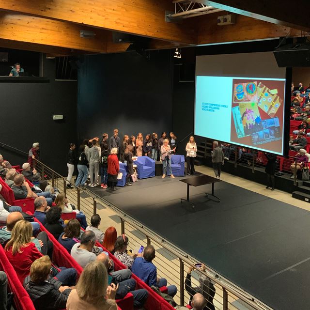 Gli alunni della scuola Spallanzani di Mestre ricevono il premio donato dal Lions Club Mestre Castelvecchio